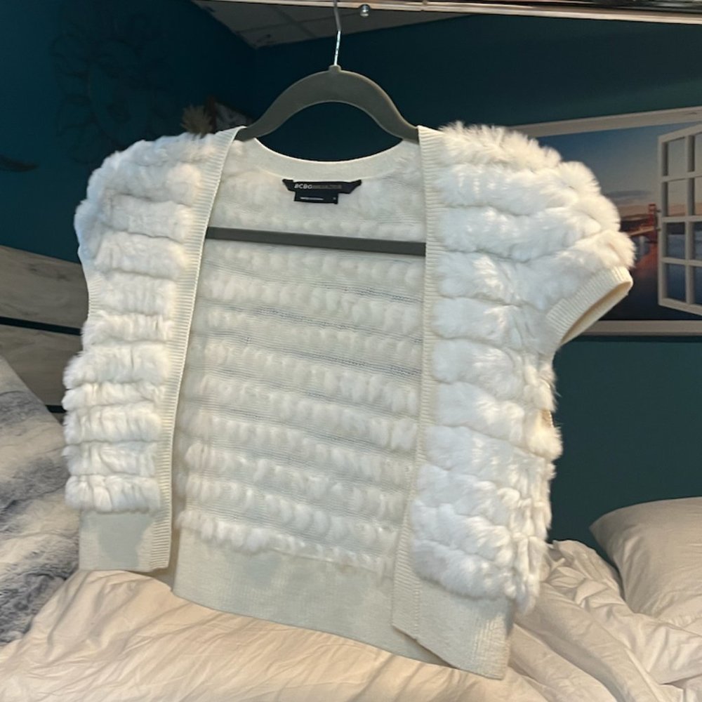 🦋$17🦋 BCBGMaxAzria Short Sleeve Fur Shrug